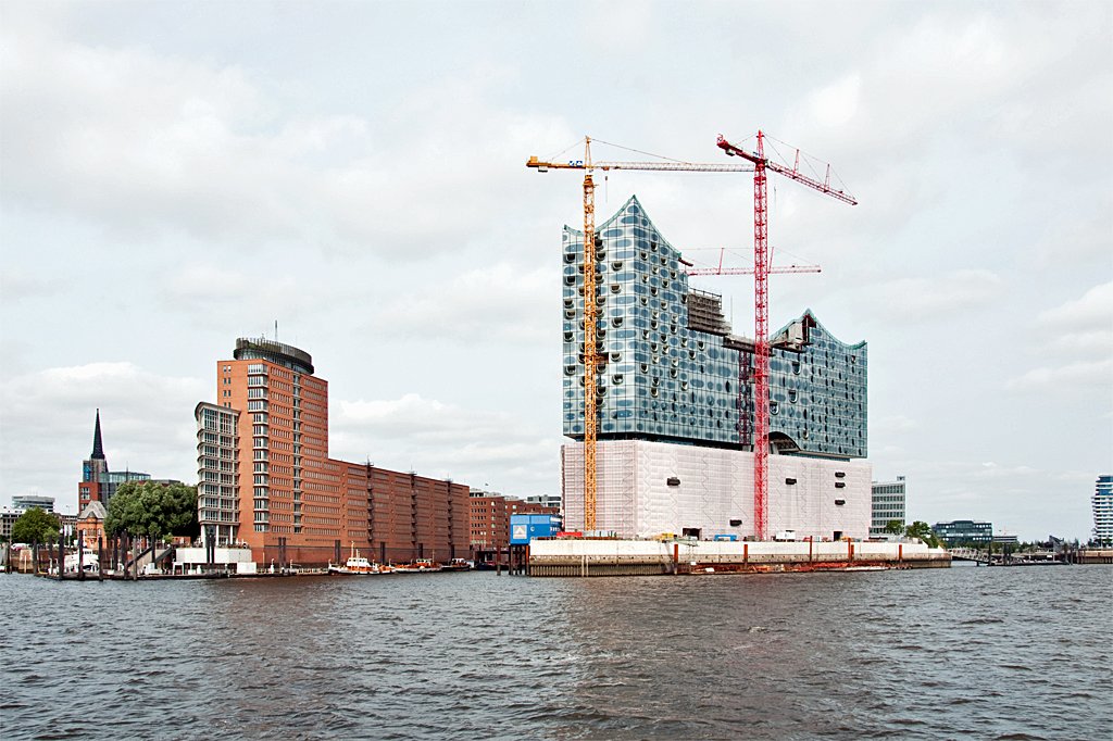 Hamburg - Elbphilharmonie (ewige und teure Baustelle) zwischen Elbe und Sandtorhafen - 14.07.2013