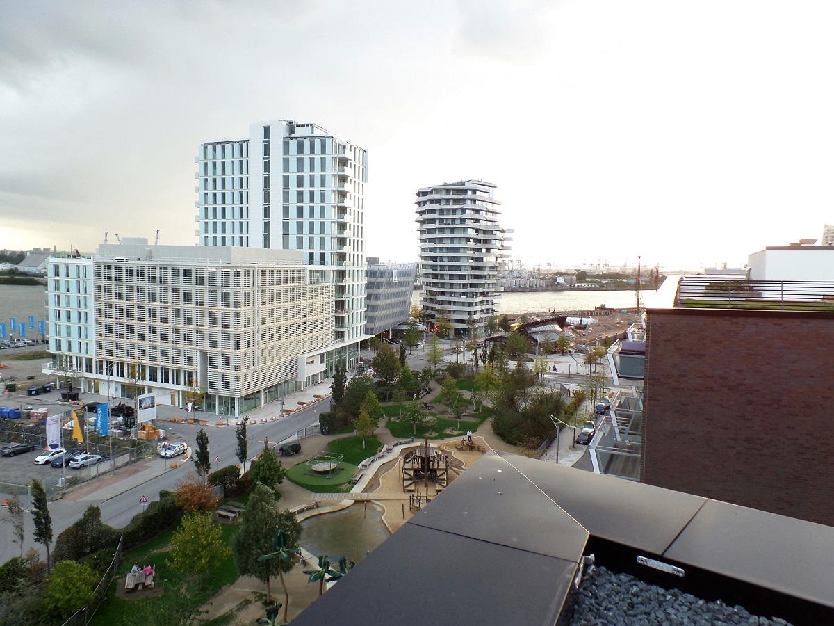 Hamburg-Hafencity am 15.9.2018: Blick auf den Grasbrookpark, das Unileverhaus und den Marco-Polo-Tower /