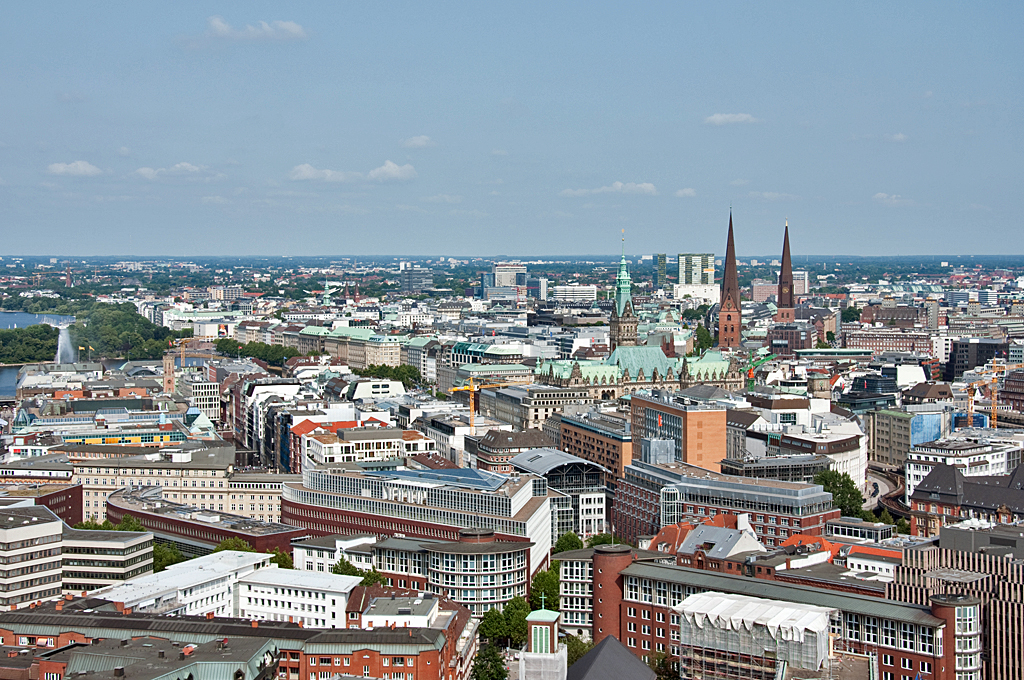Hamburg - Innenstadt mit Rathaus, St. Jacobi - und St. Petri-Kirche, links am Bildrand Springbrunnen an der Binnenalster - 13.07.2013