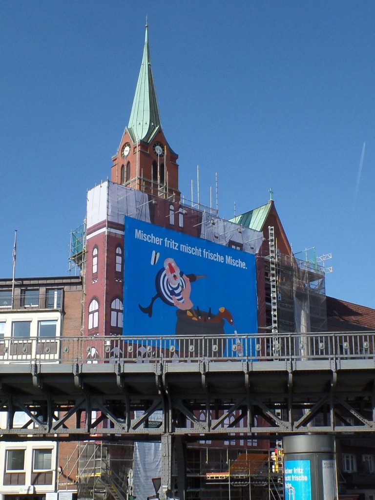 Hamburg-Landungsbrcken am 19.4.2015: Werbung an der schwedischen Gustav-Adolfs-Kirche an der Ecke Johannisbollwerk/Ditmar-Koel-Str.  /