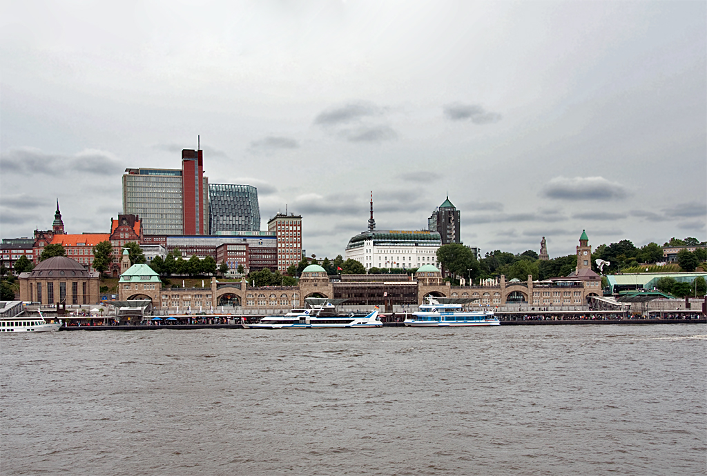 Hamburg - Landungsbrcken und Bro-/Geschftshuser im Hintergrund - 14.07.2013