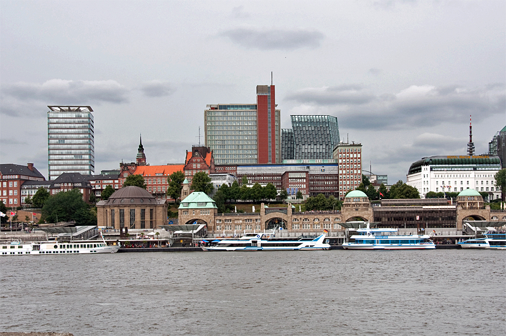 Hamburg - Landungsbrcken, dahinter Bro- und Geschftshuser - 14.07.2013