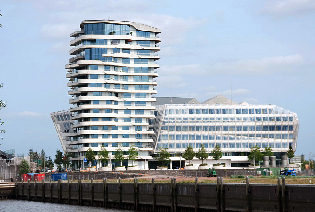 Hamburg - Marco-Polo-Tower mit Luxuswohnungen und dahinter  Unilever-Haus  zwischen Strandkai und Elbe  - 14.07.2013