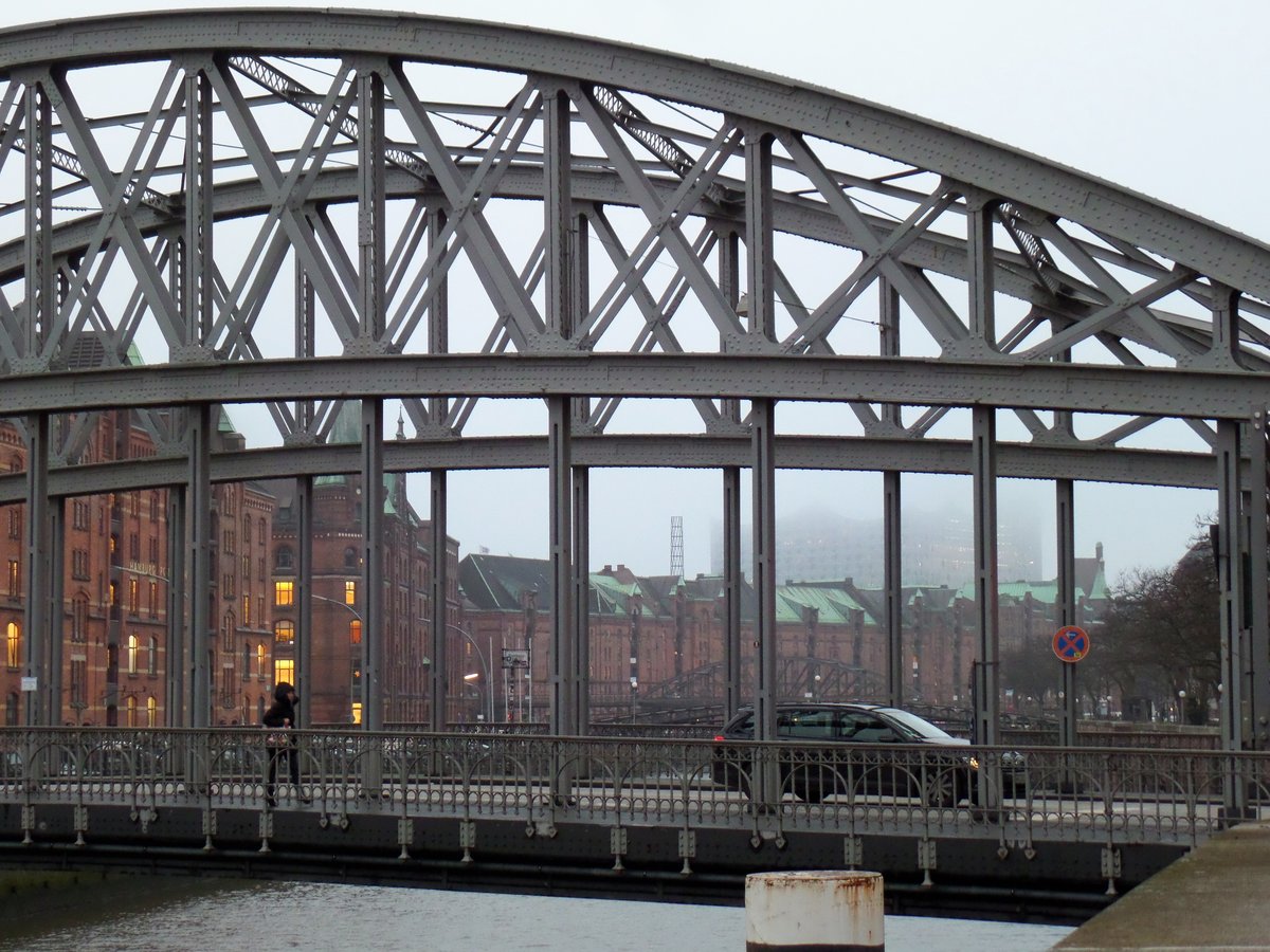 Hamburg im Nebel am 15.12.2016: Blick durch das Tragwerk der Kornhausbrcke auf die am Zollkanal stehenden Speicher  /