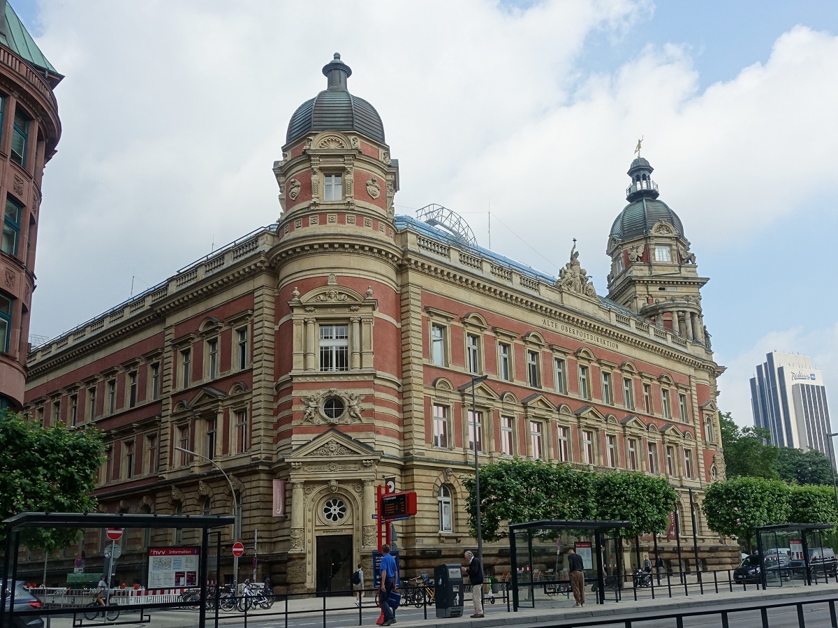 Hamburg-Neustadt am 21.6.2023: ehemaliges Dienstgebude der „Alte Oberpostdirektion“ am Stephansplatz,  erbaut 1883–1887, ab 2011 wurde das Bauwerk saniert und fr eine andere Nutzung umgebaut  /