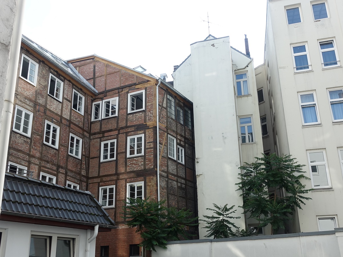 Hamburg-Neustadt am 21.6.2023: im Hinterhof des Wohngeschäftshauses Dammtorstraße 21, zu sehen sind die Rückseiten der Häuser Esplanade Nr. 29, erbaut um 1830 und das Etagengeschäftshaus Colonnaden Nr. 21, erbaut 1878 bis 1879 /