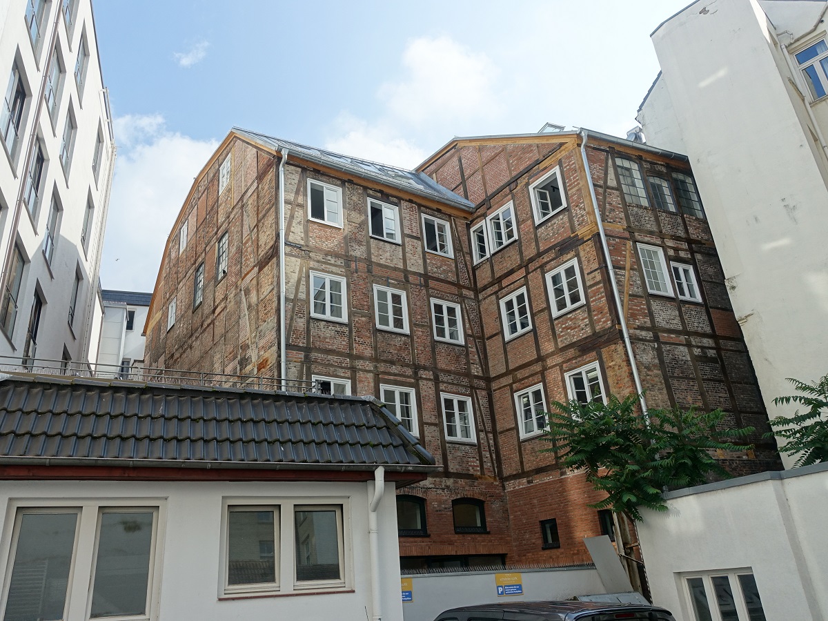 Hamburg-Neustadt am 21.6.2023: im Hinterhof des Wohngeschäftshauses Dammtorstraße 21, zu sehen sind die Rückseiten der Häuser Esplanade Nr. 29, erbaut um 1830 und das Etagengeschäftshaus Colonnaden Nr. 21, erbaut 1878 bis 1879 /
