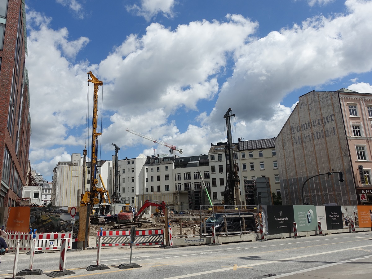 Hamburg-Neustadt am 27.6.2023: Gnsemarkt 50, Baulcken durch Abri ermglichen oftmals einen kurzzeitigen aber interessanten Blick auf sonst verdeckte Rckfronten groer Einkaufsstraen, wie hier auf einen Teil der Strae Colonaden  /