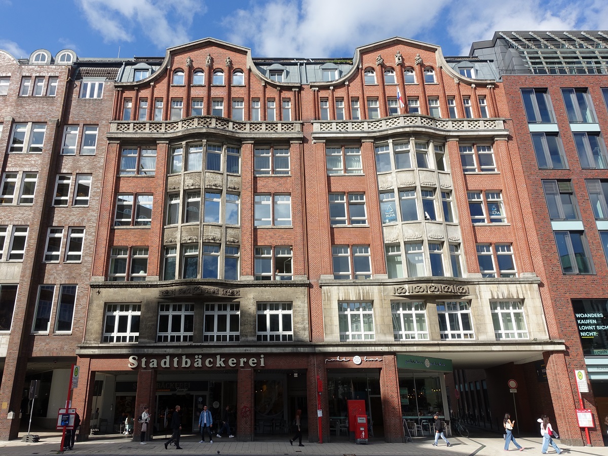 Hamburg-Neustadt am 4.8.2023: Geschfts- und Kontorhaus Gnsemarkt 44, linker Teil das Original aus dem Jahr 1913, Architekt Theodor Speckbtel, rechts der 1979 errichtete beinahe baugleiche Nachbau von Riecke & Karres /