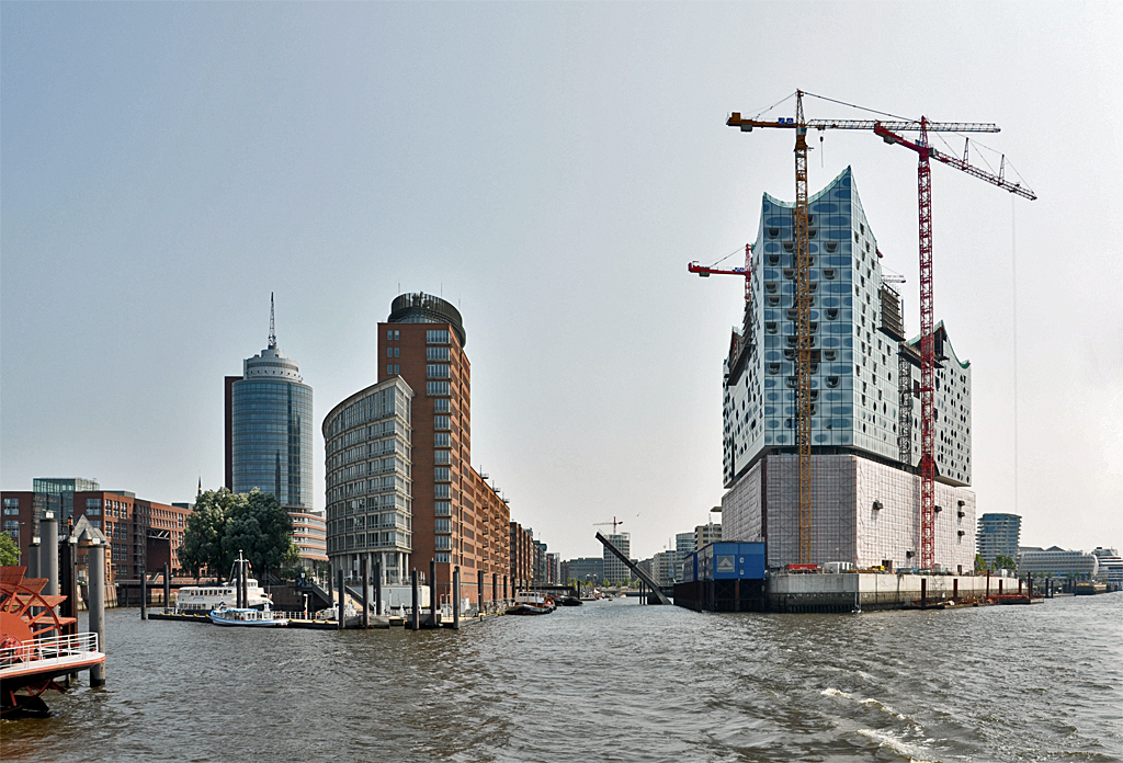 Hamburg - der Sandtorhafen zwischen Elbphilharmonie und Speicherstadt - 13.07.2013