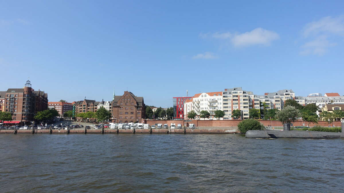 Hamburg-St. Pauli am 3.9.2021: Hier findet Sonntagmorgens der Fischmarkt statt. An den sonstigen Wochentagen wird dieser Platz – jedenfalls die Pltze am Ufer – ganz offensichtlich gern durch Wohnmobilnutzer genutzt  /
