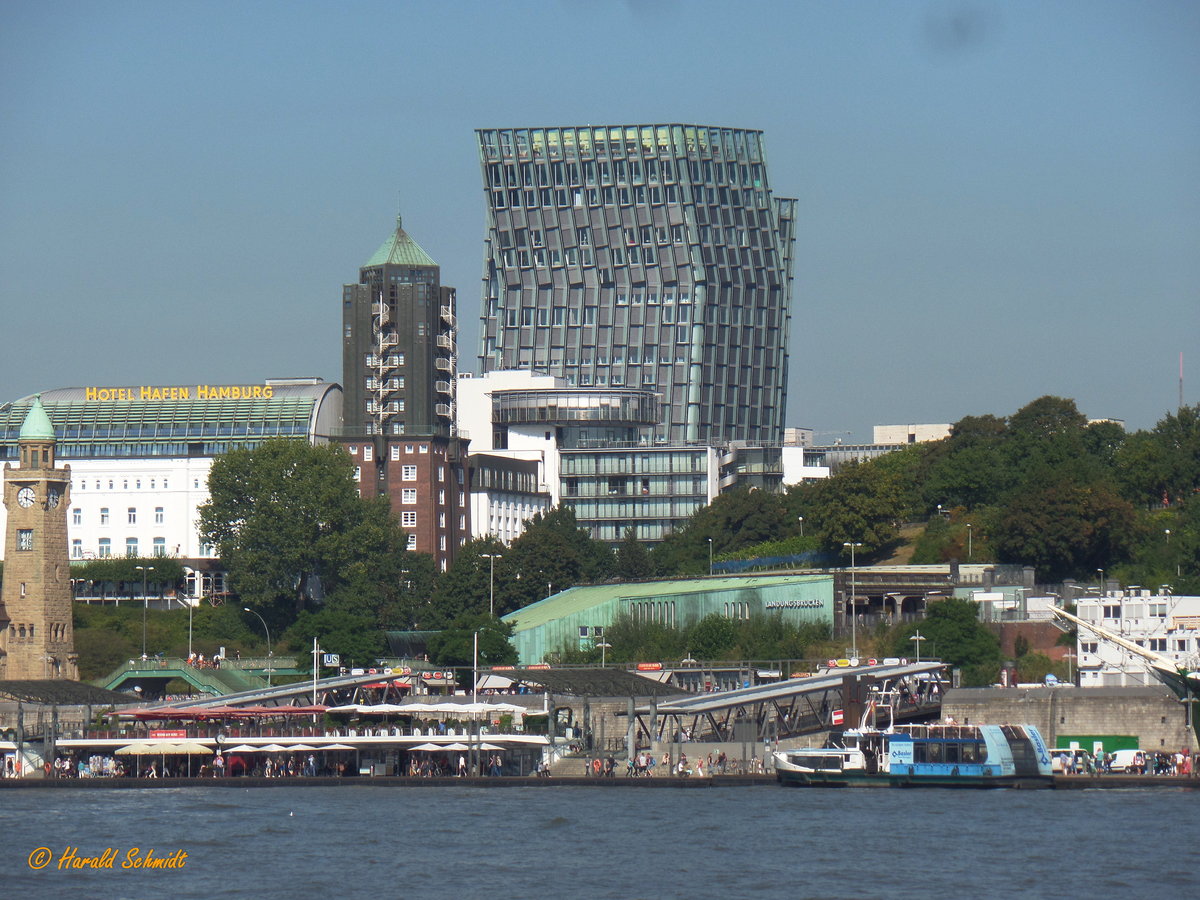 Hamburg-St. Pauli am 7.9.2016: die Tanzenden Trme an der Reeperbahn, davor  das Hotel Hafen Hamburg und die Landungsbrcken, gesehen vom gegenberliegenden Elbufer (Steinwerder) /