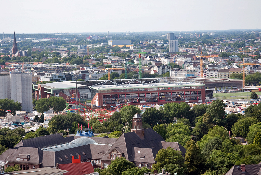 Hamburg - das St. Pauli-Stadion und davor wird gerade der  Dom  aufgebaut - 13.07.2013
