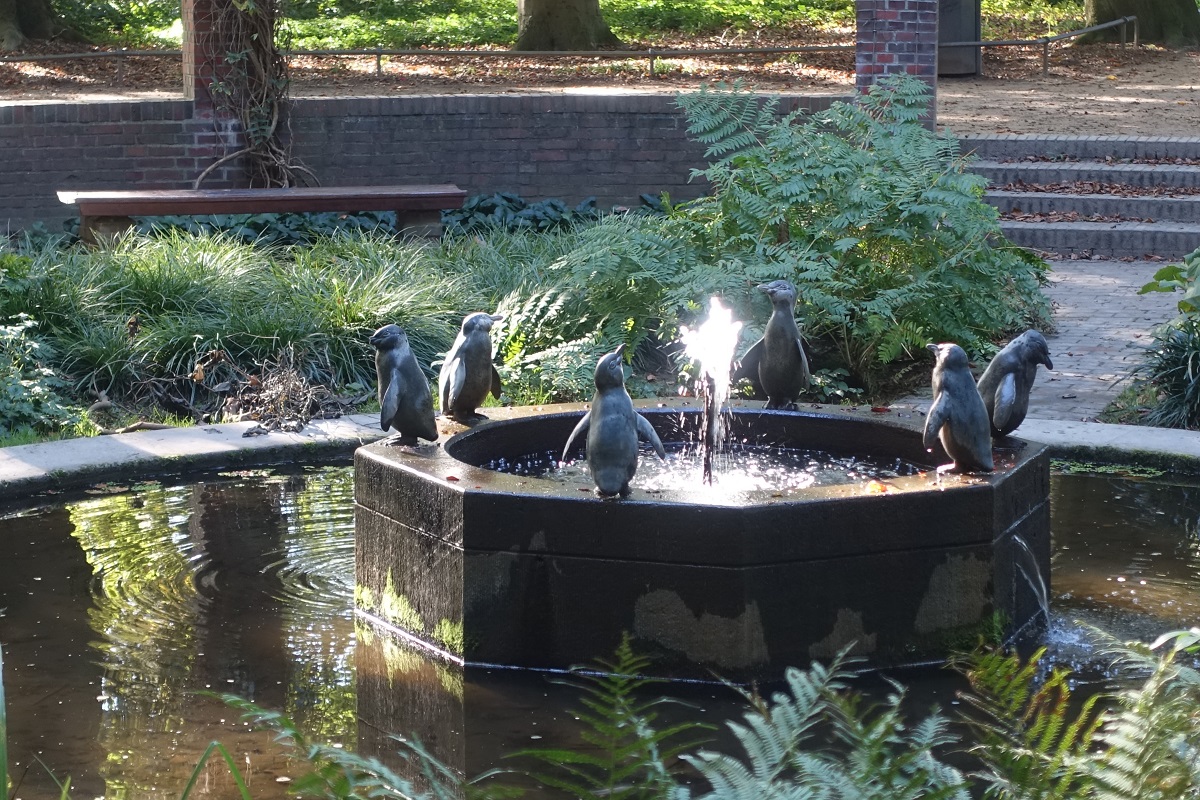 Hamburg Stadtpark am 7.10.2021: der Pinguinbrunnen noch einmal im herbstlichen Sonnenschein bevor es in die „Winterkisten“ geht  /  