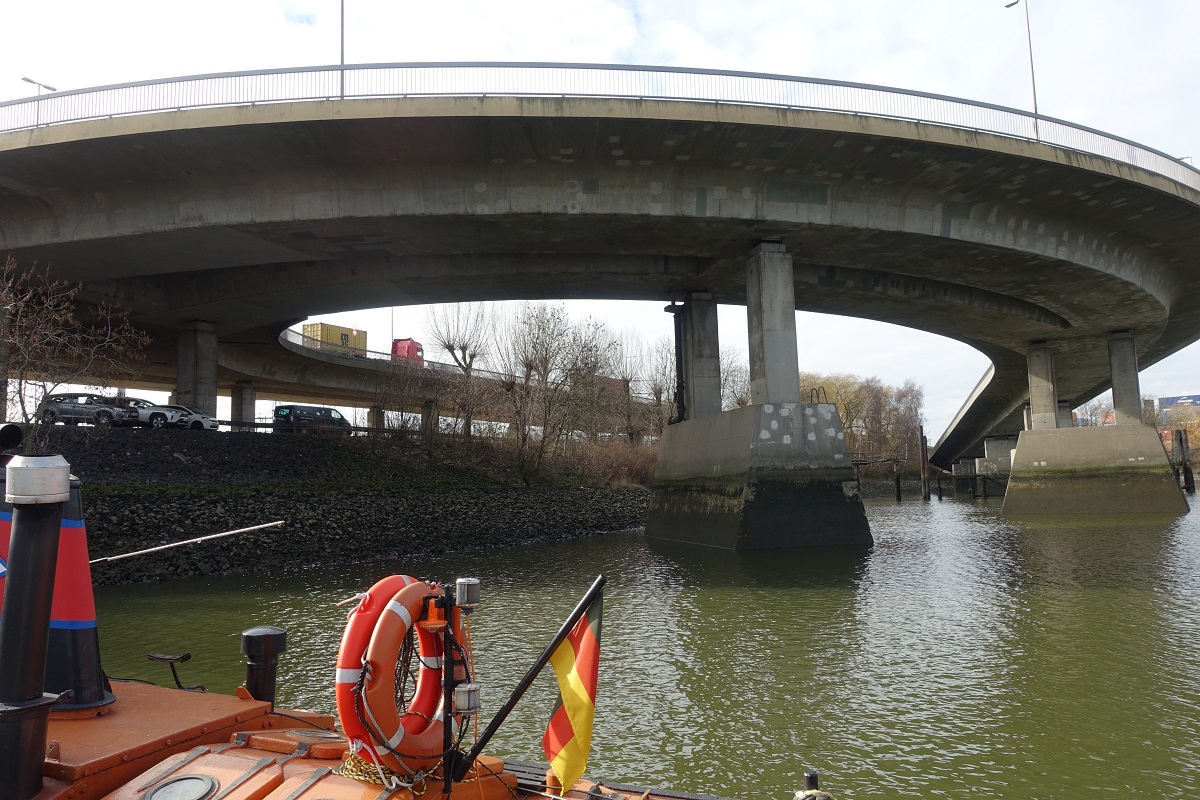 Hamburg im Travehafen bei Niedrigwasser am 27.2.2023: im Hintergrund die Auffahrt zur Khlbrandbrcke, im Vordergrund der Abzweig Breslauer Strae zum Ro (so heit dieses Hafengebiet) /