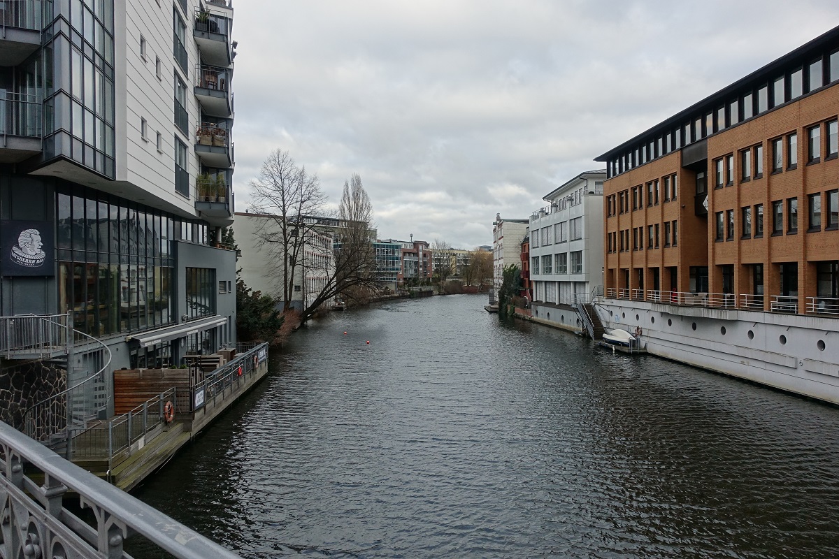 Hamburg-Winterhude am 3.1.2021: Blick von der Mhlenkampbrcke auf den Osterbekkanal , links der Stadtteil Winterhude, rechts Barmbek-Sd  /