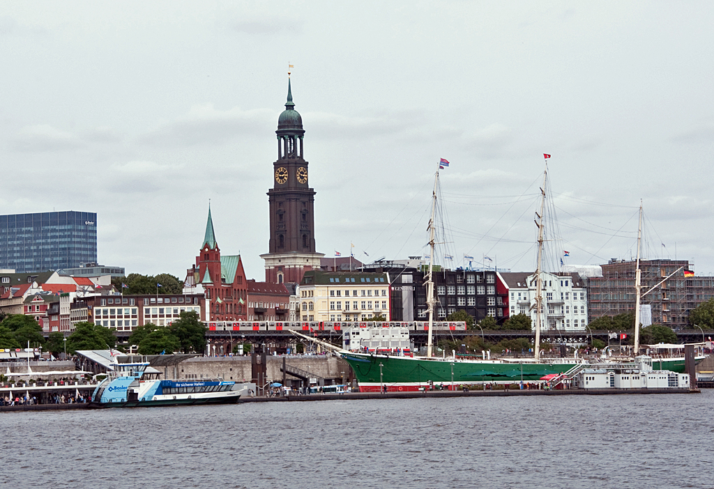 Hamburger Hafen mit dem Museumssegler R. Rickmers und im Hintergrund der  Michel  - 14.07.2013