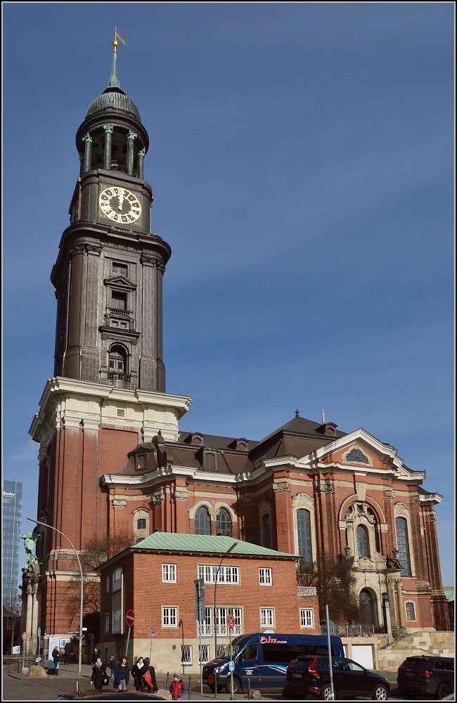 Hamburger Michel ganz aus der Nhe. Die Gre der Kirche fllt gar nicht wirklich auf. Nur wenn man die Bauzeichnung im Turm sieht, fllt auf, dass die Mhe hochzusteigen doch ein paar Meter erfordert hat, ist der Turm mit 151 m fast so hoch wie die Trme des Klner Doms. Auch das Geraderrcken des Bildes ist daher nicht ganz trivial. Mrz 2017.