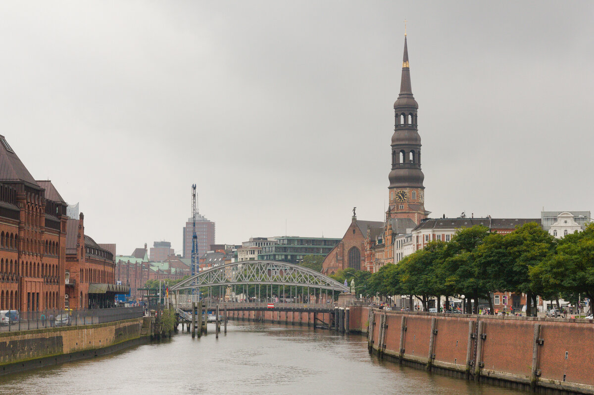 Hamburger Speicherstadt mitsamt Michel am 12.09.2021 in Hamburg. Die Aufnahme entstand von der Oberbaumbrcke. 