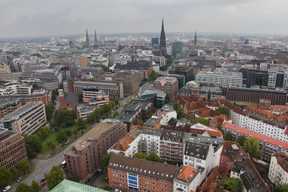 Hamburger Stadtansicht am 12.09.2021 vom Michel herunter gesehen. 