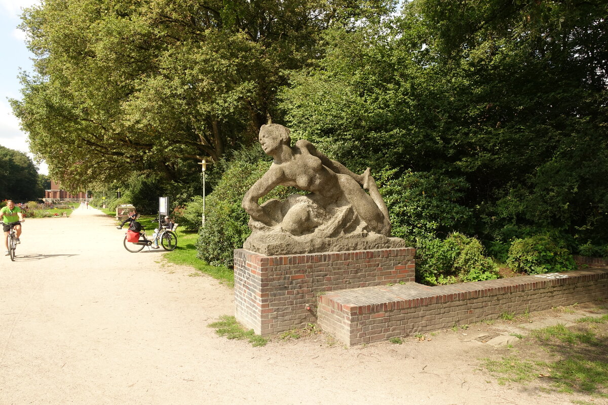 Hamburger Stadtpark am 1.9.2021: am Eingang zur Spielwiese steht die nrdliche Figur der Skulpturen  Badende Frauen (Paar) , Muschelkalk, 1927 von Georg Kolbe erschaffen /