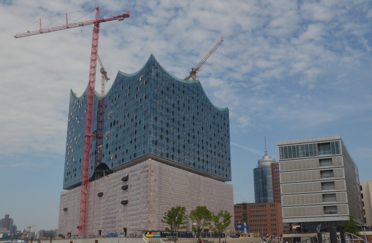 Hamburgs Groschengrab, die fast fertige Elbphilharmonie, gesehen am 09.06.2014.