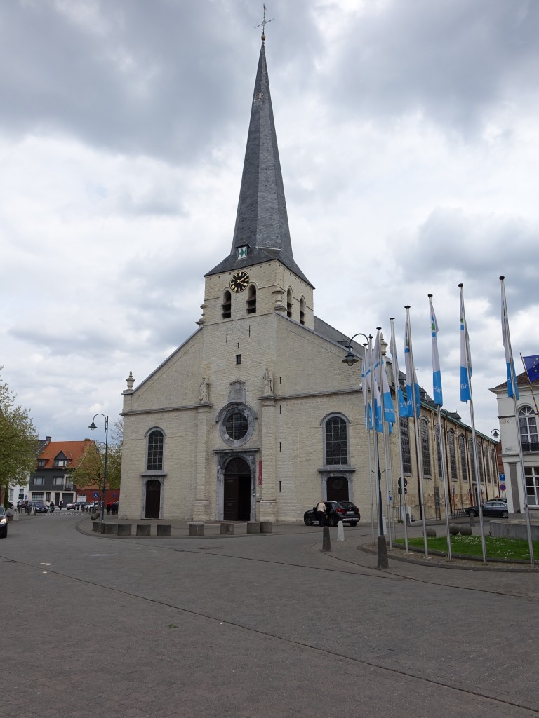 Hamme, St. Pieterskerk, erbaut von 1740 bis 1753 durch Thomas Laureys, Westturm 13. Jahrhundert, 1844 nach Osten erweitert (29.04.2015)