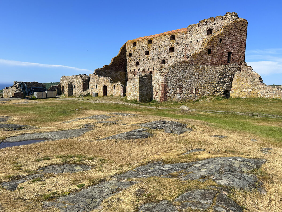 Hammershus ist eine Burgruine an der Nordwestspitze von der dnischen Insel Bornholm. Die Burg gilt als eine der grten Burgruinen Nordeuropas. Aufnahme: 16. Juni 2023.