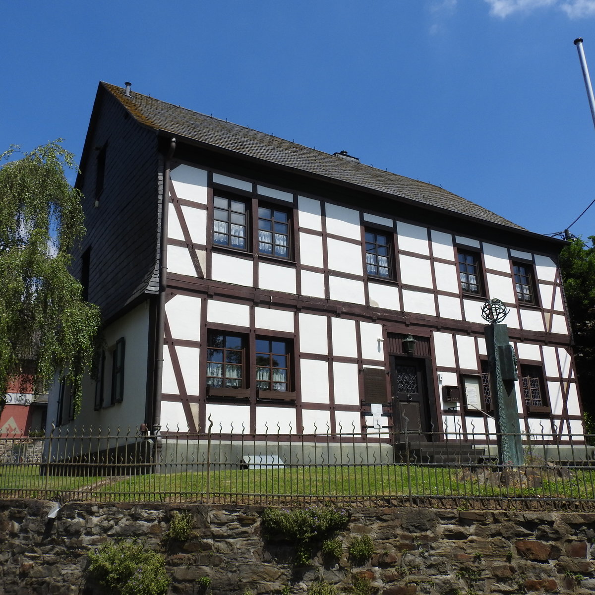 HAMM/SIEG-RAIFFEISEN-HAUS
Das kleine Stdtchen an der SIEG im Landkreis ALTENKIRCHEN ist Geburtsort eines weltweit bekannten
und bewunderten Westerwlders,FRIEDRICH WILHELM RAIFFEISEN.
Sehr wahrscheinlich erblickte er in diesem Haus,heute das Raiffeisen-Museum,am 30.3.1818 das Licht der
Welt,als 7. von 9 Kindern.
Die Ideen des Genossenschaftsgrnders und Sozialreformers haben weltweit Anklang gefunden,wie die
zahlreichen Eintrge im Gstebuch von Besuchern aus aller Welt eindrucksvoll zeigen...hier am 14.6.2017