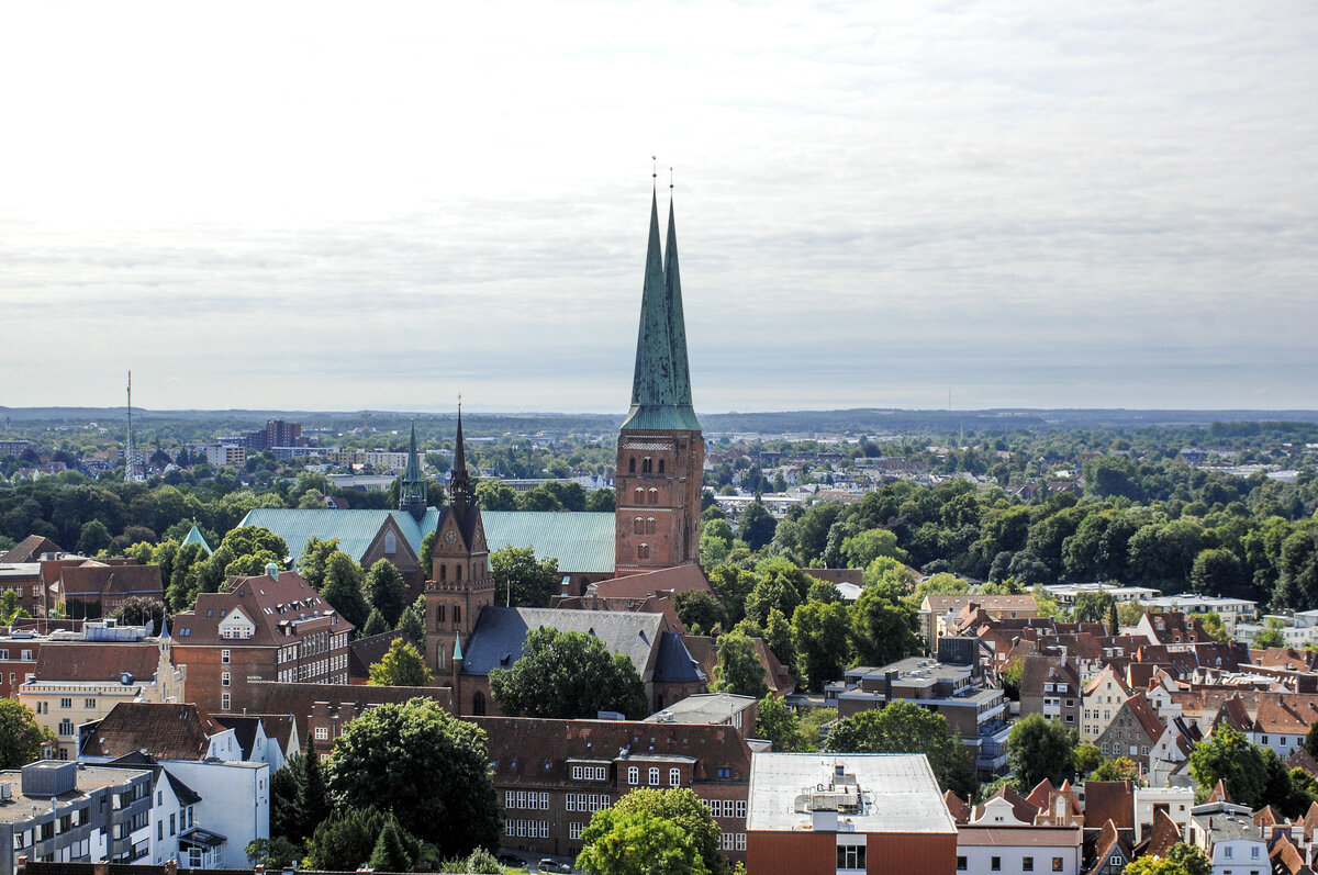 Hansestadt Lbeck - Blick vom St. Petri Kirchturm in sdlicher Richtung. Mitten im Bild ist der Lbecker Dom zu sehen. Aufnahme: 20. August 2021.