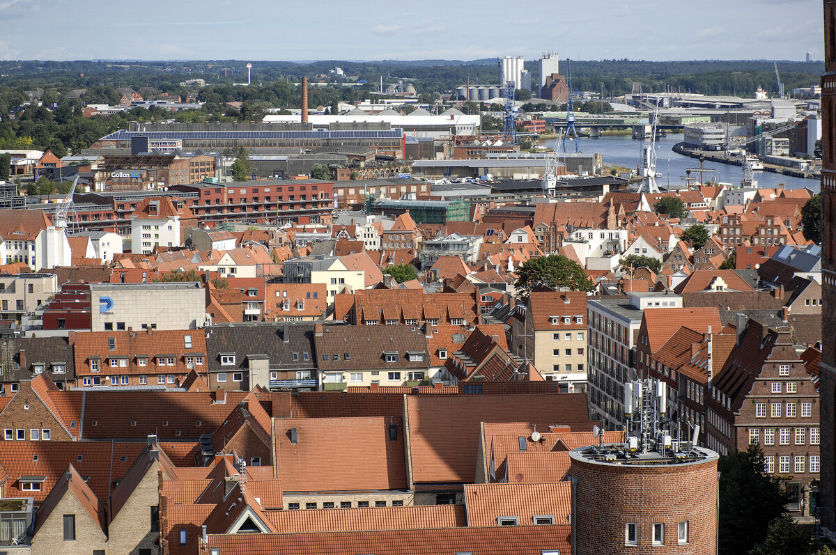 Hansestadt Lbeck - Blick vom St. Petri Kirchturm in nrdlicher Richtung. Aufnahme: 20. August 2021.