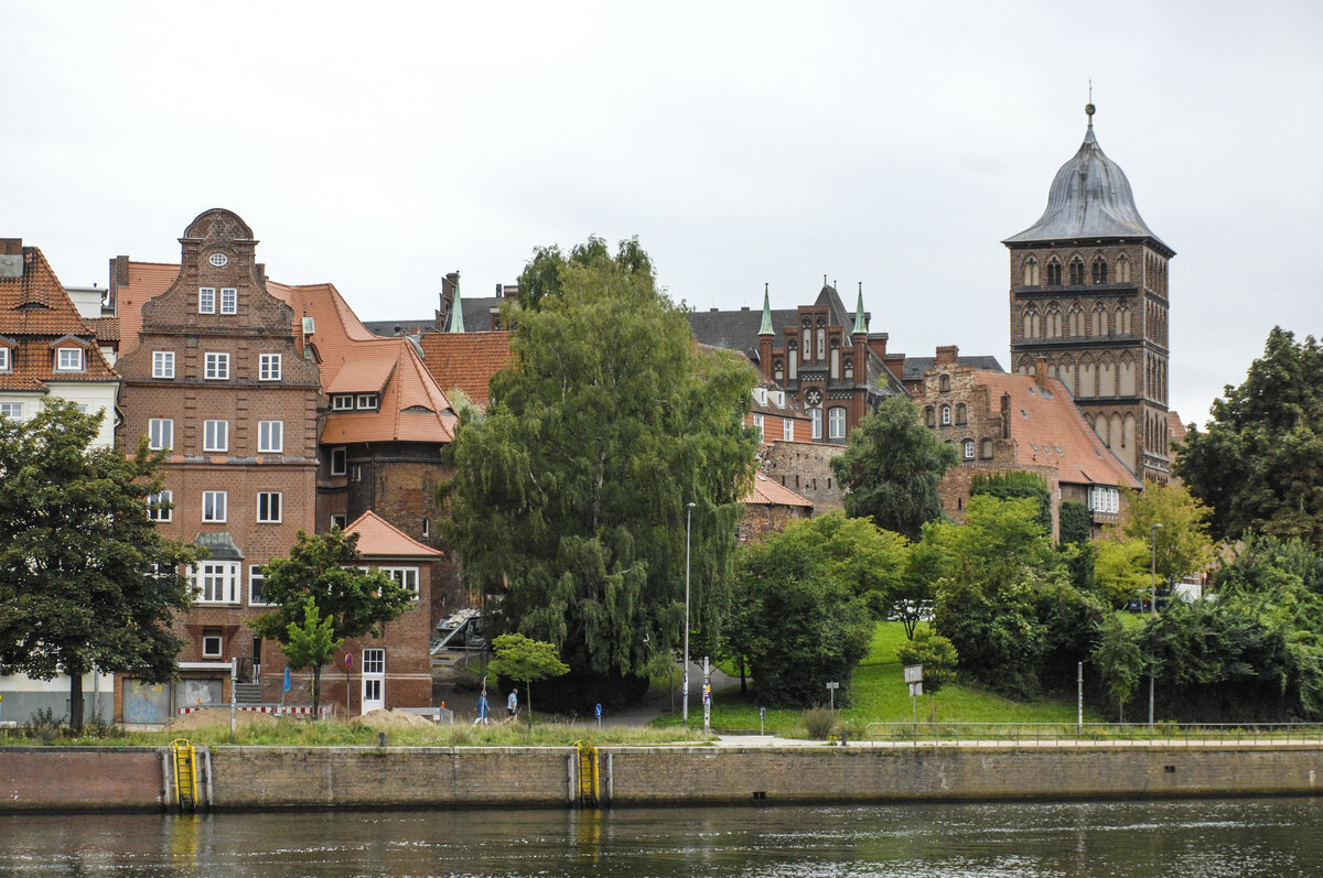 Hansestadt Lbeck - Ida-Boy-Ed-Garten und Burgtor vor dem Elbe-Lbeck-Kanal. Aufnahme: 22. August 2021.