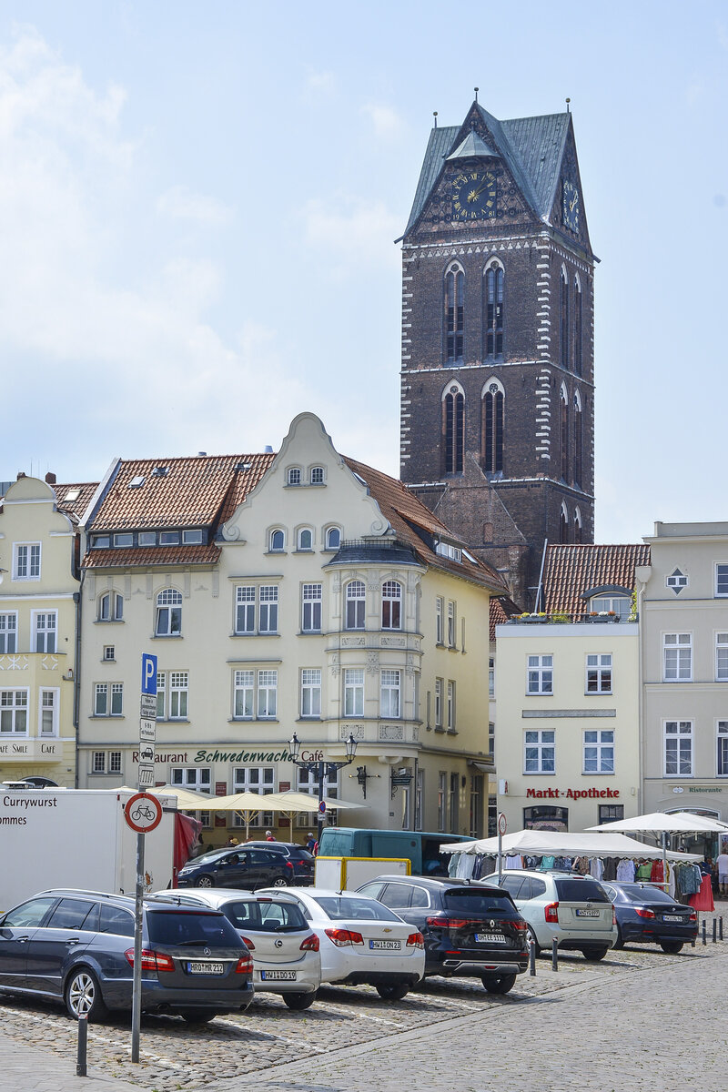 Hansestadt Wismar - Der Turm der Marienkirche vom Markt aus gesehen. Aufnahme: 18. Juni 2022.