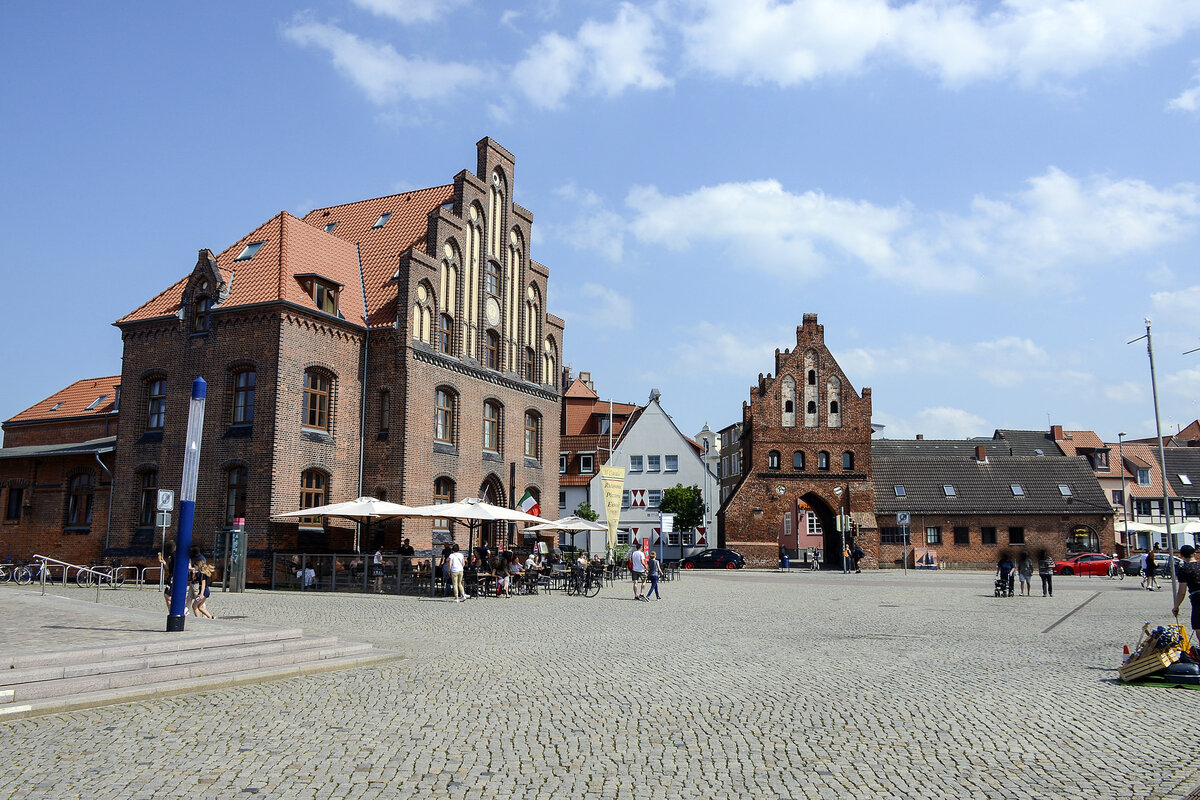 Hansestadt Wismar - Links im Bild ist das Alte Zollhaus zu sehen und rechts im Bild das Wassertor, das im Stil der Backsteingotik gebaut ist. Aufnahme: 18. Juni 2022.