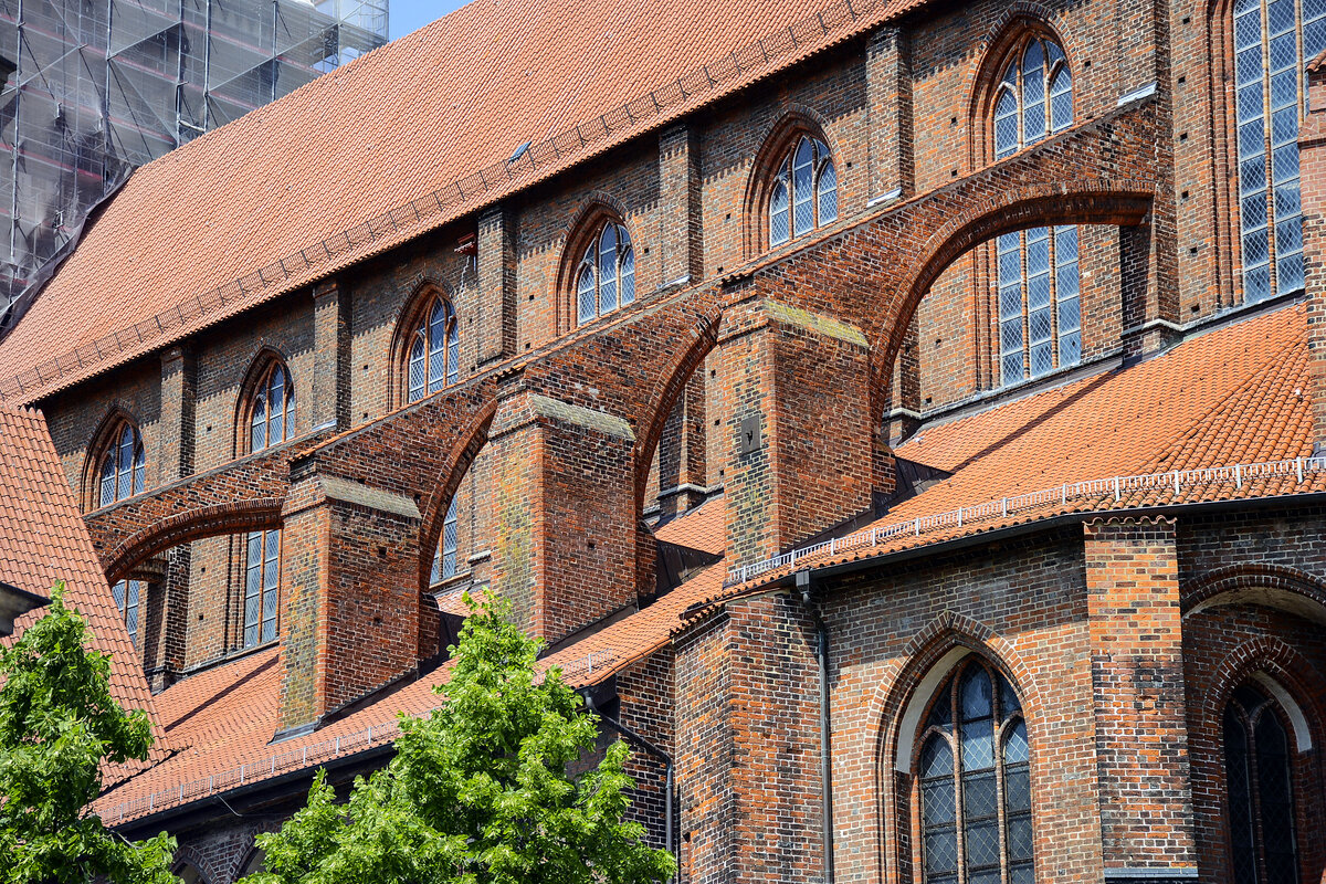 Hansestadt Wismar - Strebebgen der Nikolaikirche. Aufnahme: 18. Juni 2022.