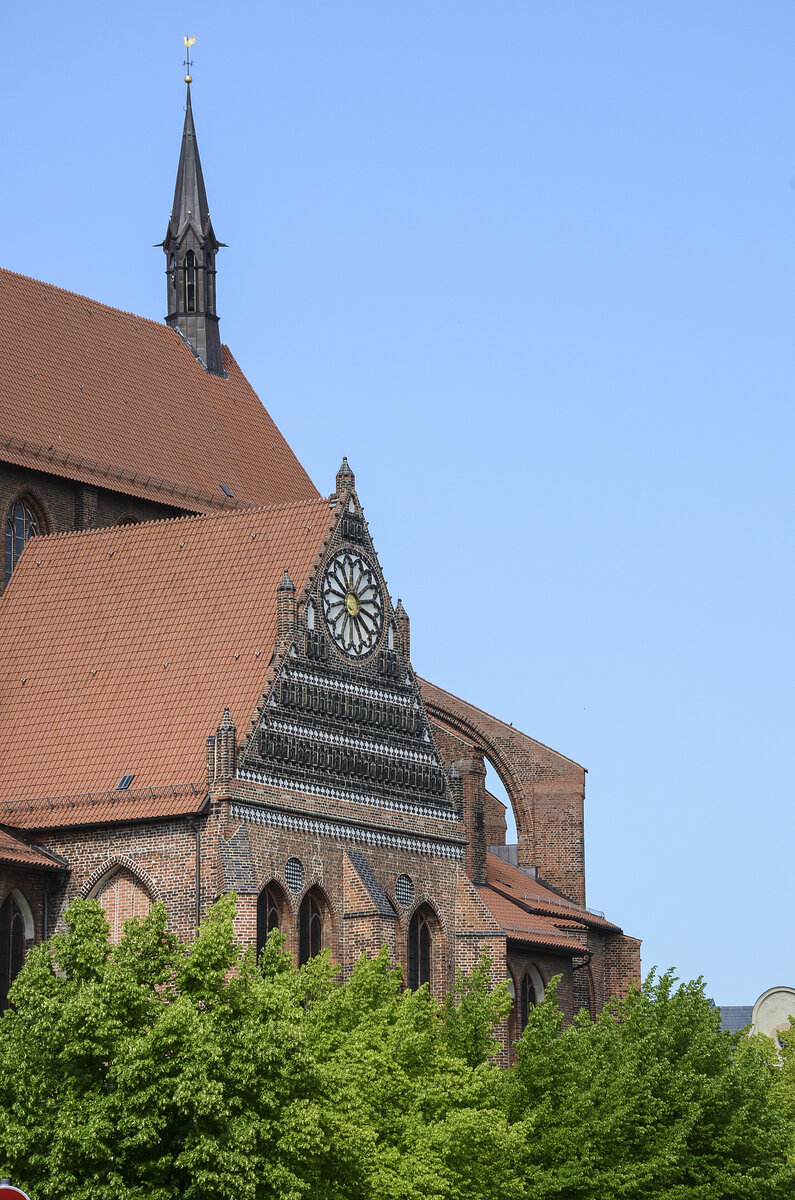 Hansestadt Wismar - Sdansicht der Nikolaikirche. Die Nikolaikirche ist als Teil der Wismarer Altstadt seit 2002 auf der Liste des UNESCO-Weltkulturerbes verzeichnet. Aufnahme: 18. Juni 2022.