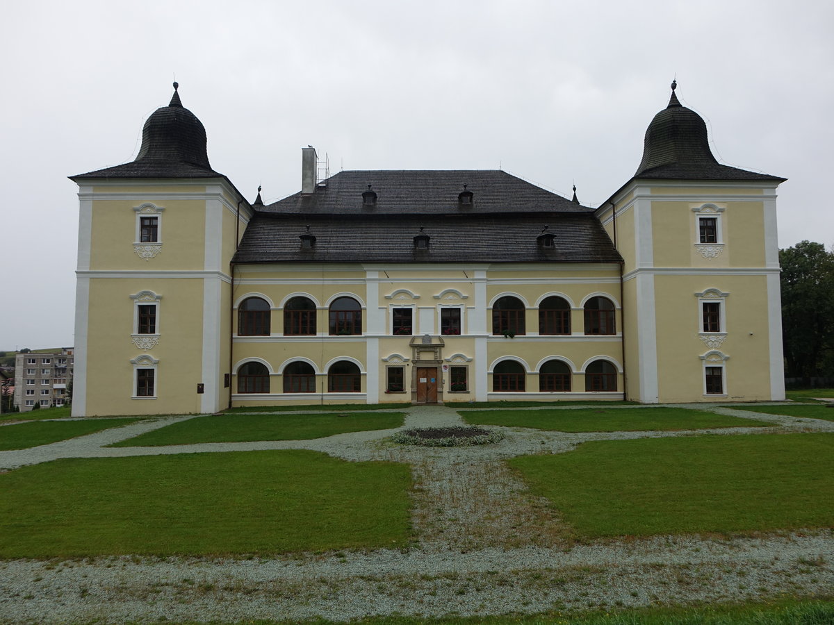 Hanusovce nad Toplou, Barockschlo mit 4 Ecktrmen aus dem 18. Jahrhundert (01.09.2020)