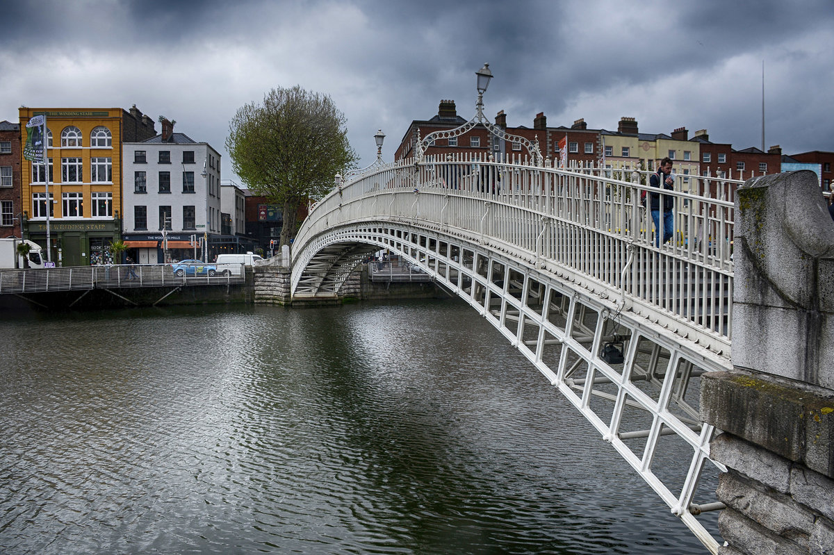 Ha'Penny Bridge (oder Half Penny Bridge, offiziell Liffey Bridge) ist eine Fugngerbrcke aus dem Jahr 1816, die im Zentrum der irischen Hauptstadt Dublin den Fluss Liffey berspannt und dabei den Stadtteil Temple Bar mit dem Bachelor´s Walk verbindet. 
Aufnahme:  1. Mai 2018.