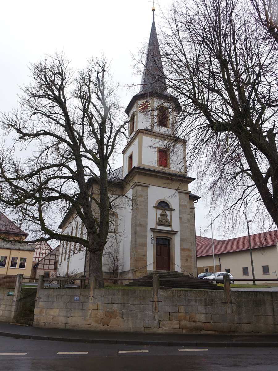 Happertshausen, klassizistische kath. St. Oswald Kirche, erbaut von 1816 bis 1818, Saalkirche mit eingezogenem Chor, Fassadenturm mit Spitzhelm (25.03.2016)