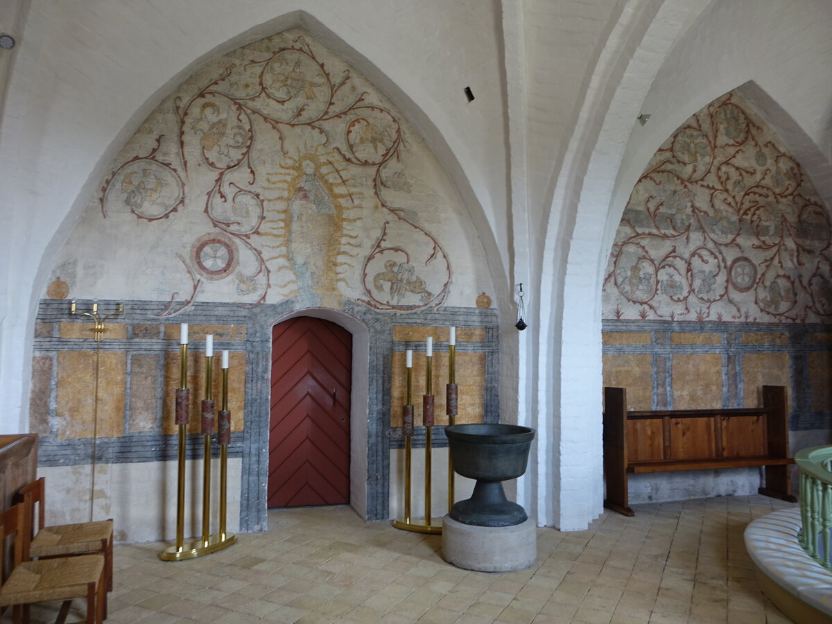 Haraldsted, mittelalterliche Fresken in der evangelischen Kirche, Erztaufbecken aus dem 14. Jahrhundert (22.07.2021)