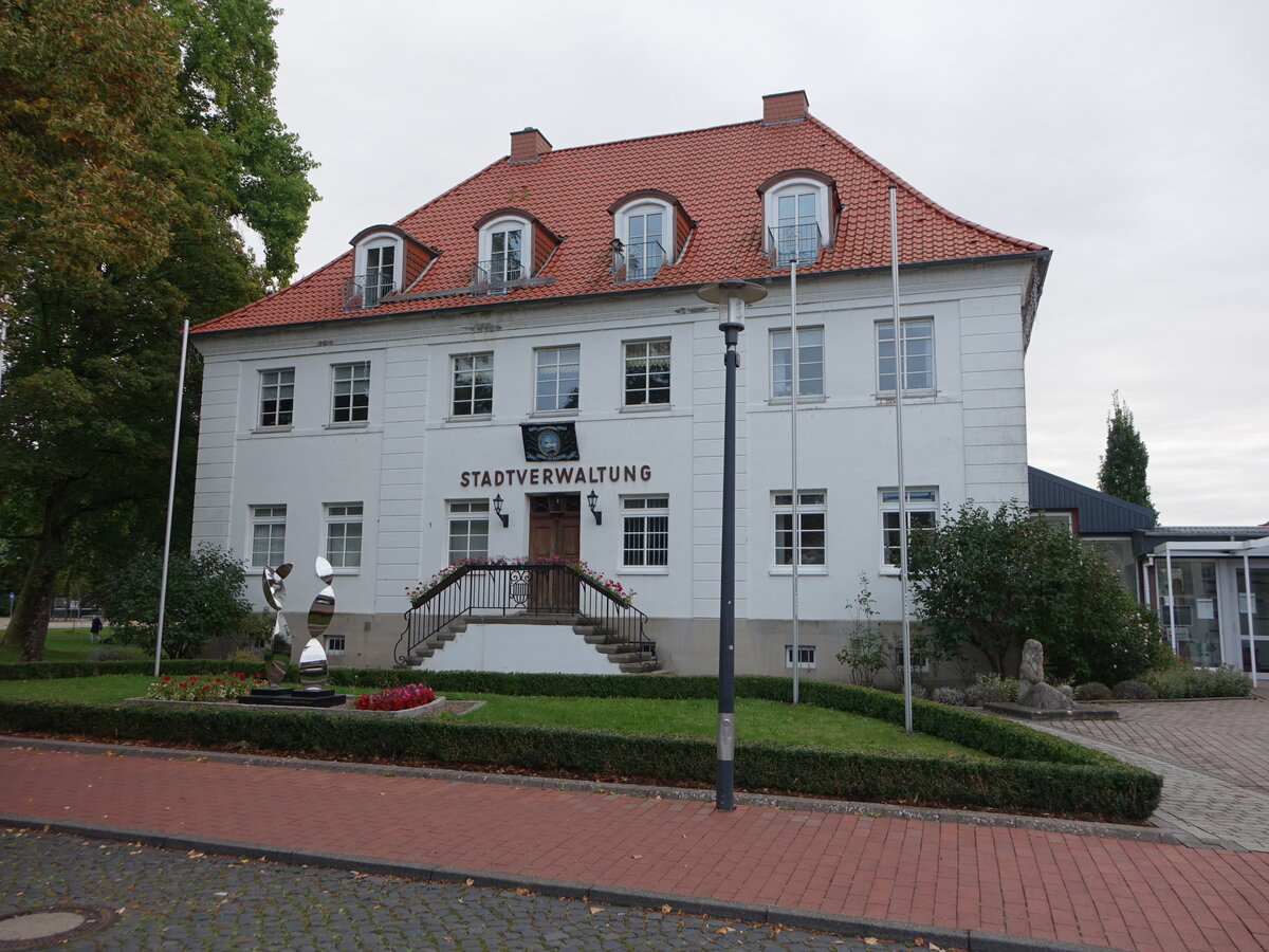 Hardegsen, Rathaus am Stadtpark, ehem. Villa, erbaut 1922 als Direktorenwohnhaus der Portlandzement-Fabrik (01.10.2023)