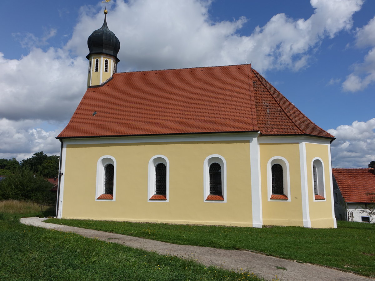 Harenzhofen, kath. Pfarrkirche St. gidius, Saalbau mit eingezogenem Polygonalchor und Glockendachreiter, erbaut 1693 durch Martin Puchtler (20.08.2017)