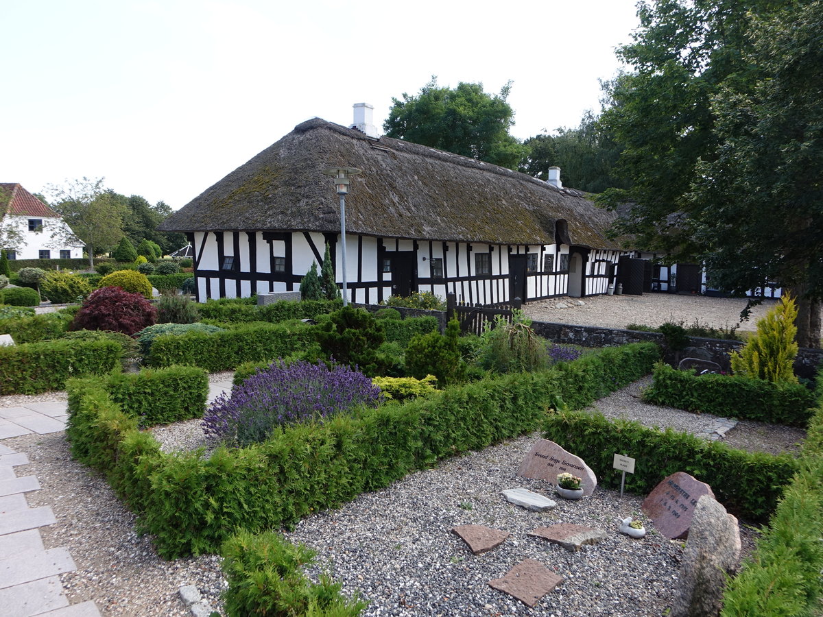 Harlev, Kirchgemeindehaus, Fachwerkgebude aus dem 18. Jahrhundert (24.07.2019)