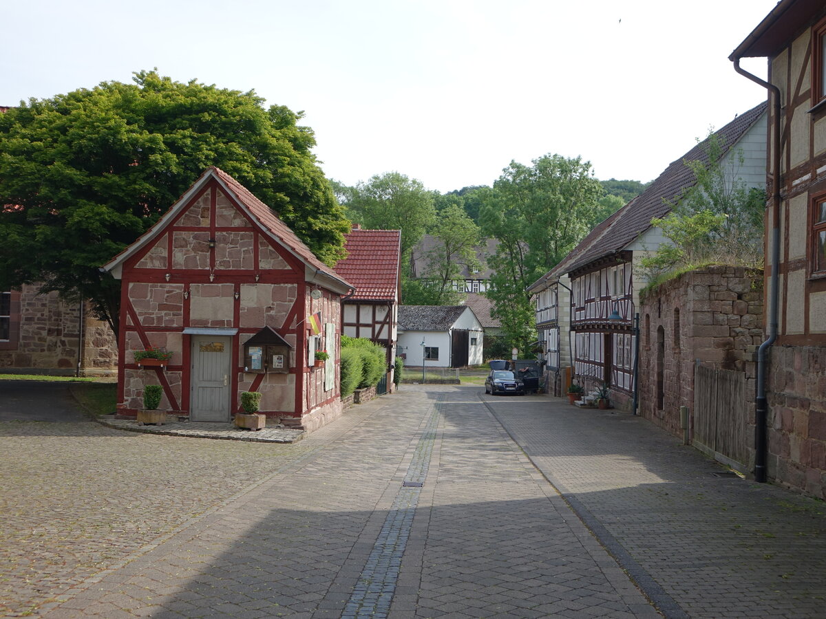 Harmuthsachsen, kleines Backhaus am Tpfermarkt (04.06.2022)