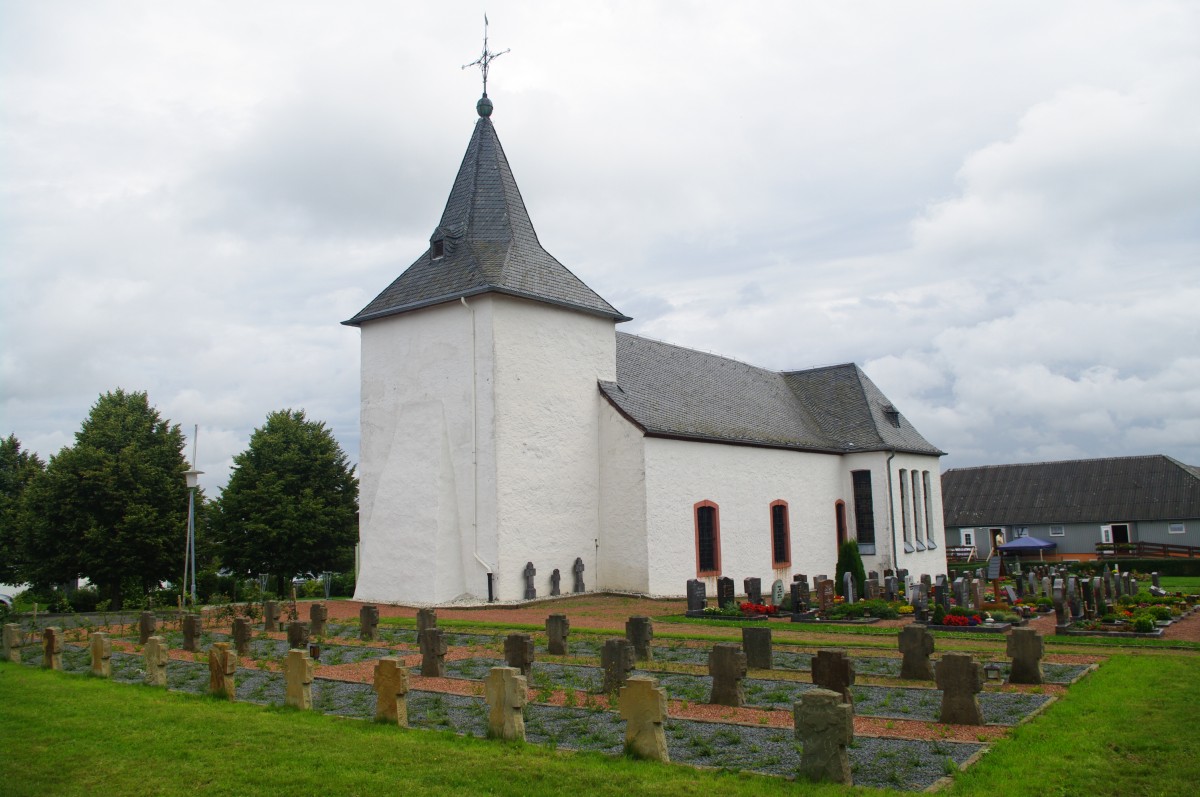 Harperscheid, St. Donatus Kirche, schlichter verputzter Saalbau von 1809 (06.08.2011)