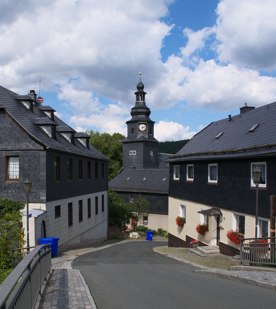 Harra - Blick auf die Kirche St. Georg am Schloberg.
Harra ist eine Gemeinde im Thringer Schiefergebirge zwischen Bad Lobenstein und Blankenstein und liegt im Saale-Orla Kreis. In Harra beginnt der Aufstau der Saale zur Bleiloch Talsperre.
14.08.2013