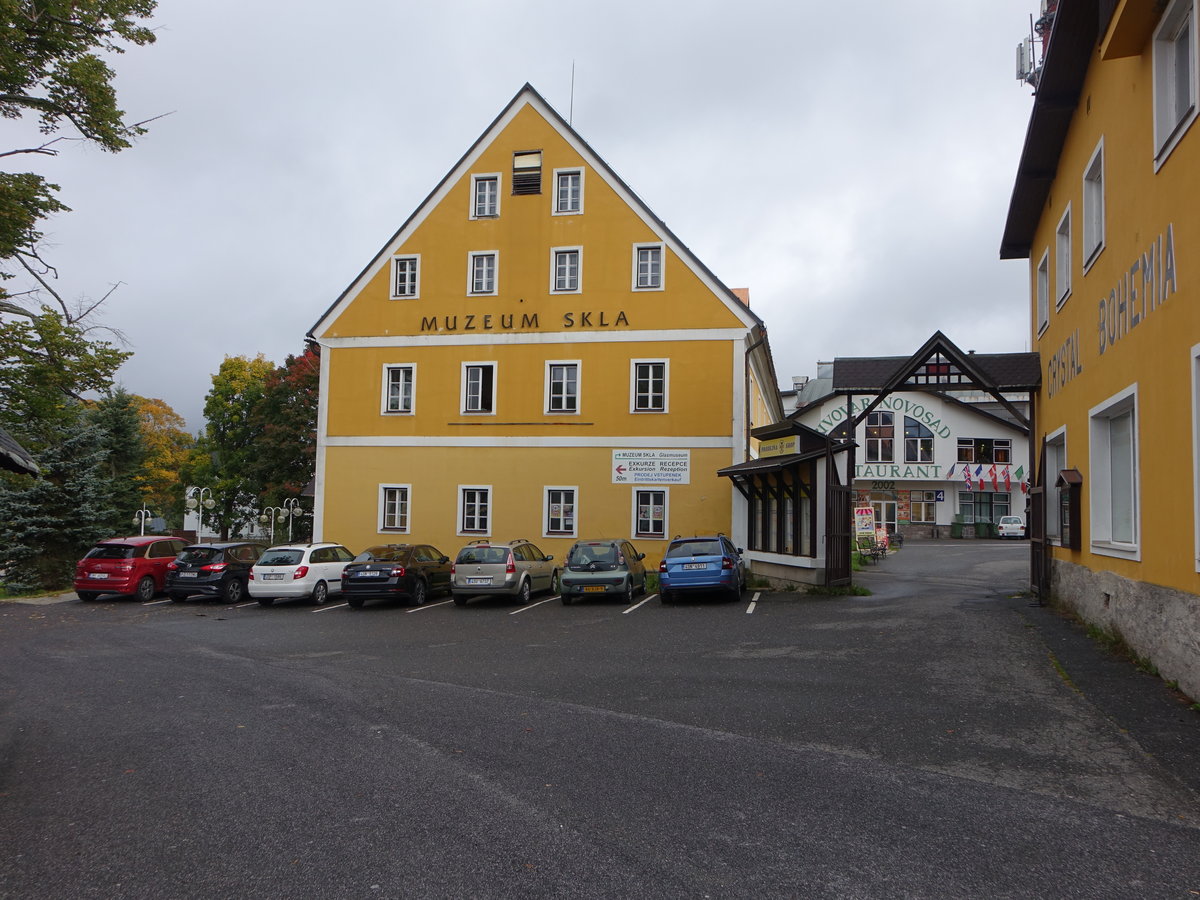 Harrachov / Harrachsdorf, Glasmuseum und Brauerei an der Hauptstraße (28.09.2019)