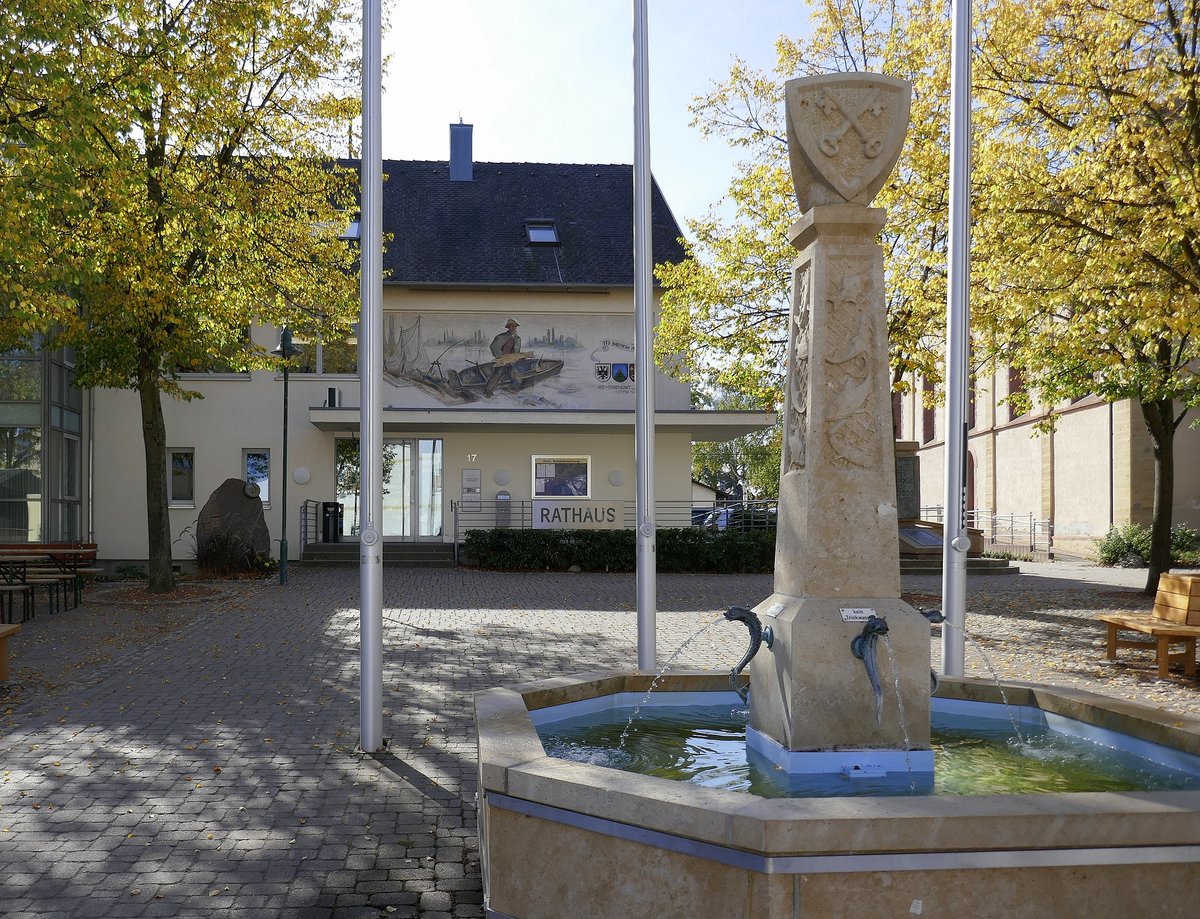 Hartheim, Dorfbrunnen und Rathaus der Gemeinde in der Rheinebene, Okt.2018 