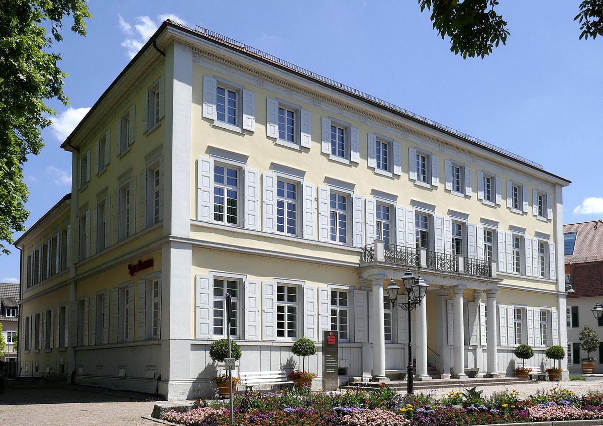 Haslach, als Badhotel  Frstenberger Hof  im 19.Jahrhundert erbaut, spter als Schule, heute von der Sparkasse genutzt, Juni 2020