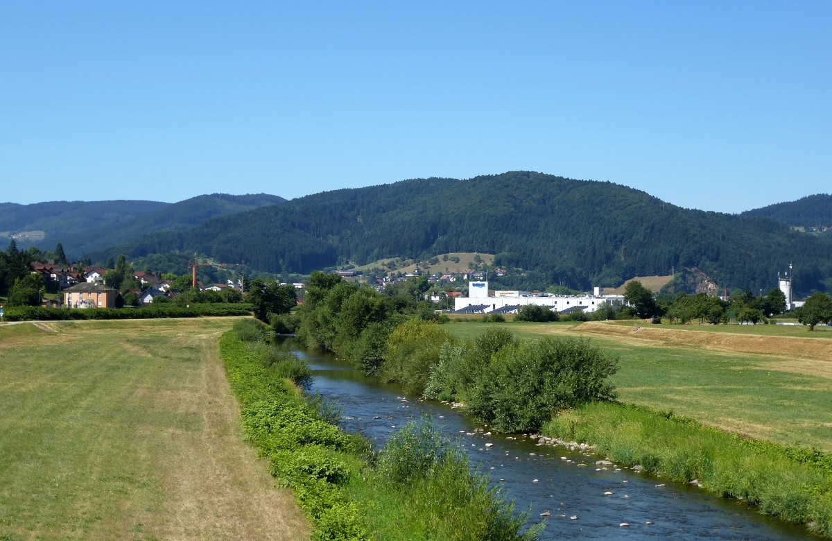 Haslach, Blick fluabwrts an der Kinzig entlang auf die ca. 7000 Einwohner zhlende Stadt im Kinzigtal, Aug.2015